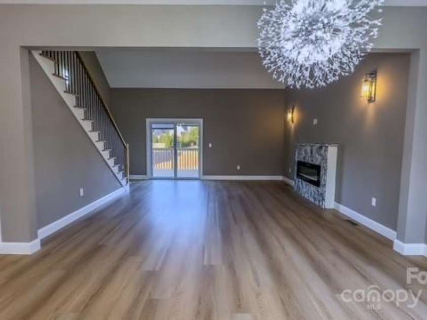 1033 12th Avenue Drive, Hickory, NC 28601.  MLS# CAR4211432, YatesRealty ID 6164. 