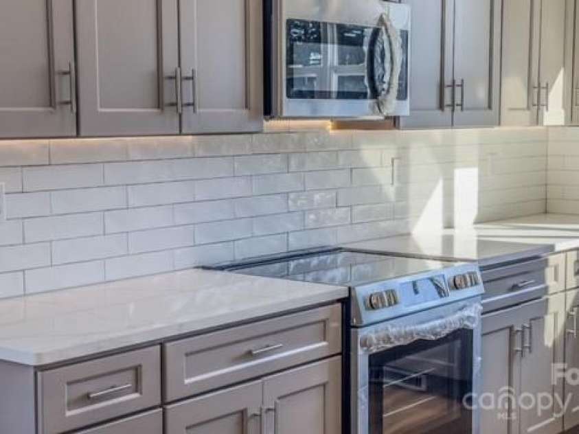 1033 12th Avenue Drive, Hickory, NC 28601.  MLS# CAR4211432, YatesRealty ID 6164. 