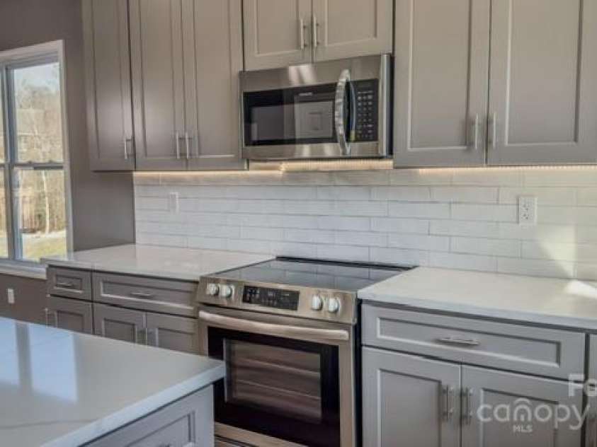 1033 12th Avenue Drive, Hickory, NC 28601.  MLS# CAR4211432, YatesRealty ID 6164. 