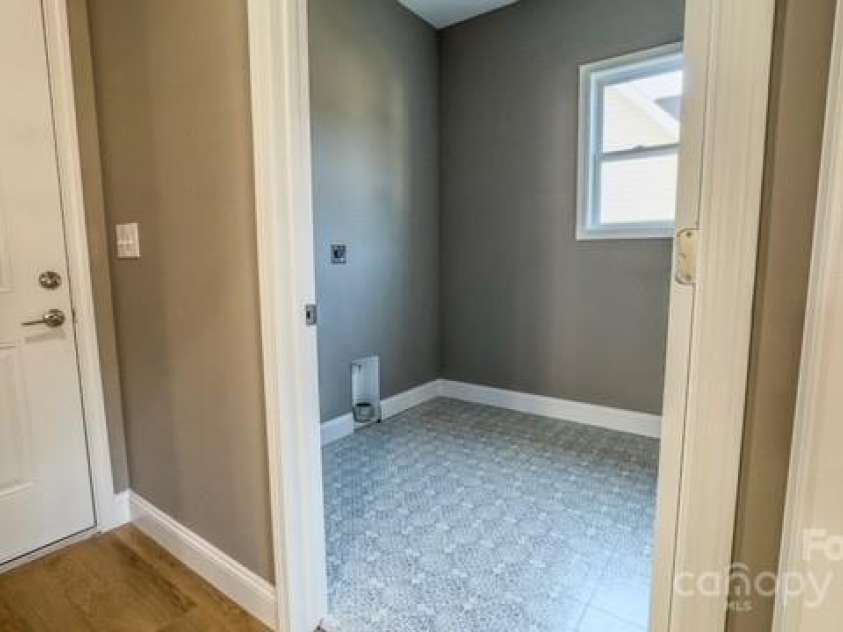 1033 12th Avenue Drive, Hickory, NC 28601.  MLS# CAR4211432, YatesRealty ID 6164. 