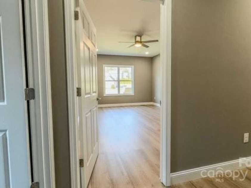 1033 12th Avenue Drive, Hickory, NC 28601.  MLS# CAR4211432, YatesRealty ID 6164. 