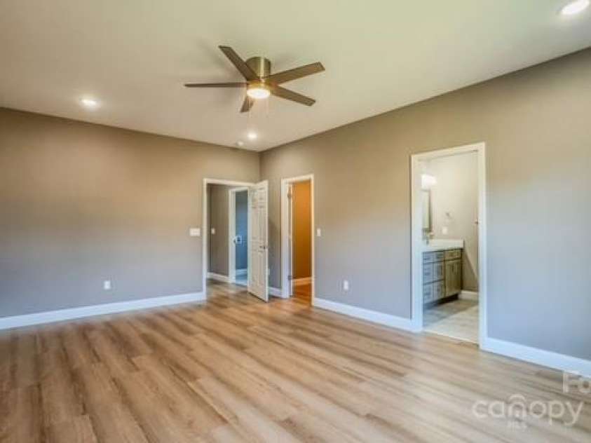 1033 12th Avenue Drive, Hickory, NC 28601.  MLS# CAR4211432, YatesRealty ID 6164. 