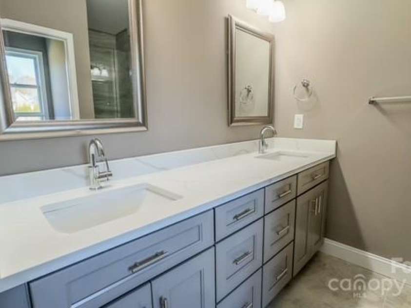 1033 12th Avenue Drive, Hickory, NC 28601.  MLS# CAR4211432, YatesRealty ID 6164. 