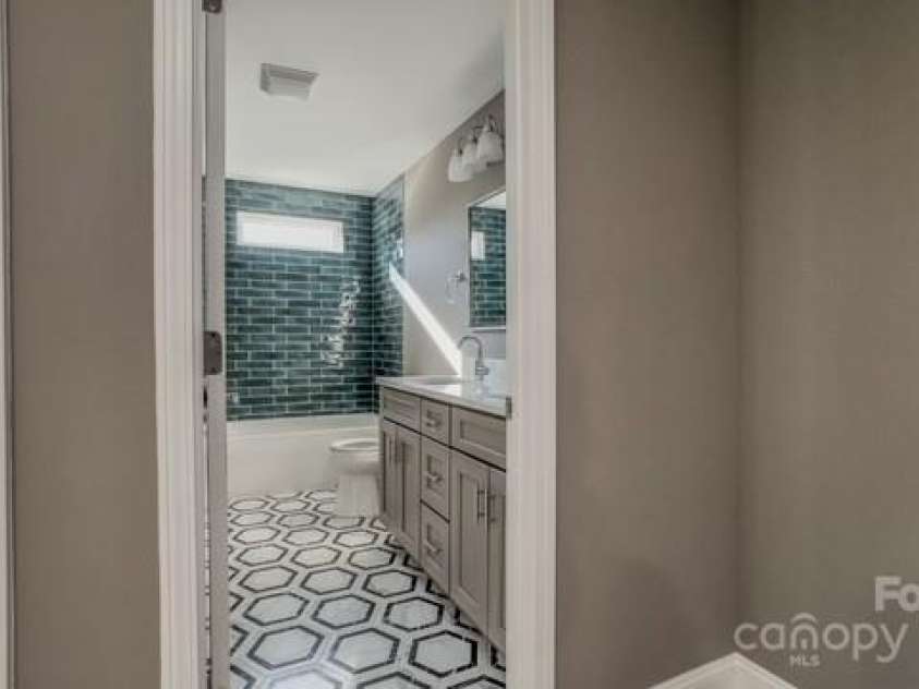 1033 12th Avenue Drive, Hickory, NC 28601.  MLS# CAR4211432, YatesRealty ID 6164. 