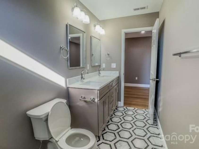 1033 12th Avenue Drive, Hickory, NC 28601.  MLS# CAR4211432, YatesRealty ID 6164. 