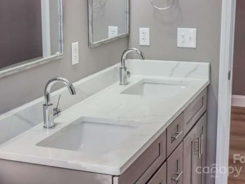 1033 12th Avenue Drive, Hickory, NC 28601.  MLS# CAR4211432, YatesRealty ID 6164. 