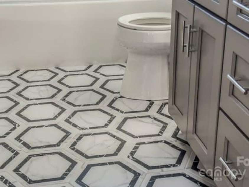 1033 12th Avenue Drive, Hickory, NC 28601.  MLS# CAR4211432, YatesRealty ID 6164. 