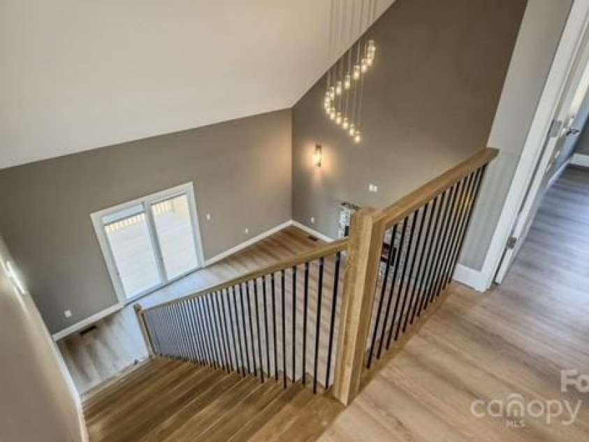 1033 12th Avenue Drive, Hickory, NC 28601.  MLS# CAR4211432, YatesRealty ID 6164. 