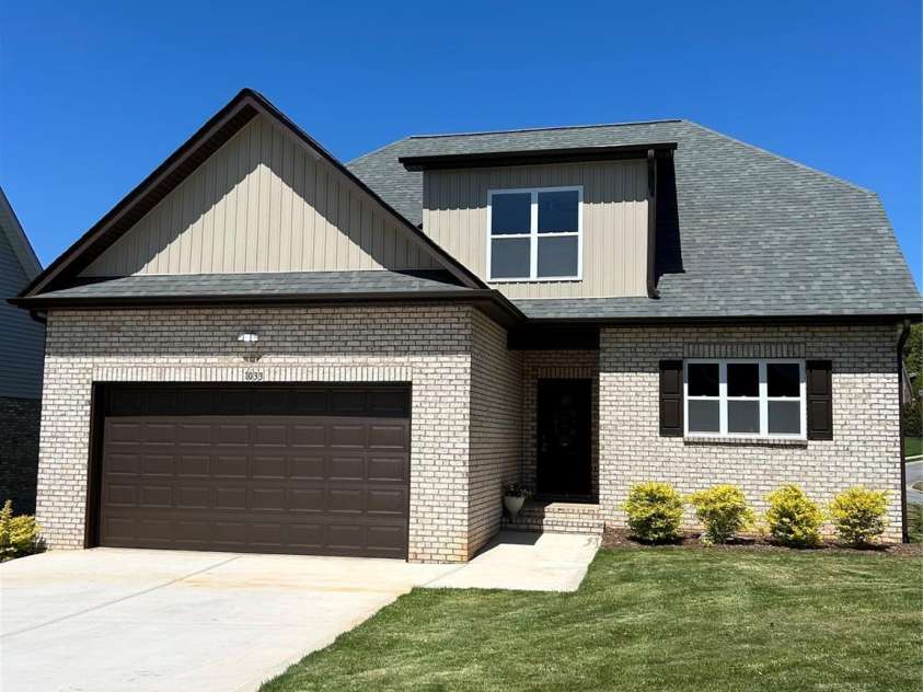 1033 12th Avenue Drive, Hickory, NC 28601.  MLS# CAR4211432, YatesRealty ID 6164. 