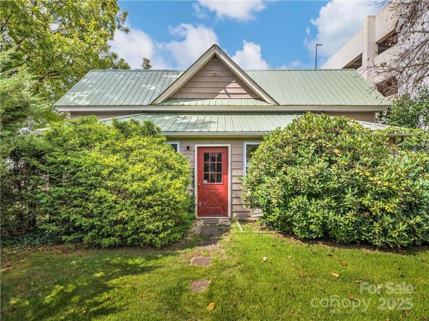 21 Pearl Street, Asheville, NC 28801.  MLS# CAR3905516, YatesRealty ID 6165. 