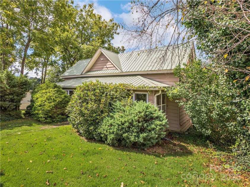 21 Pearl Street, Asheville, NC 28801.  MLS# CAR3905516, YatesRealty ID 6165. 