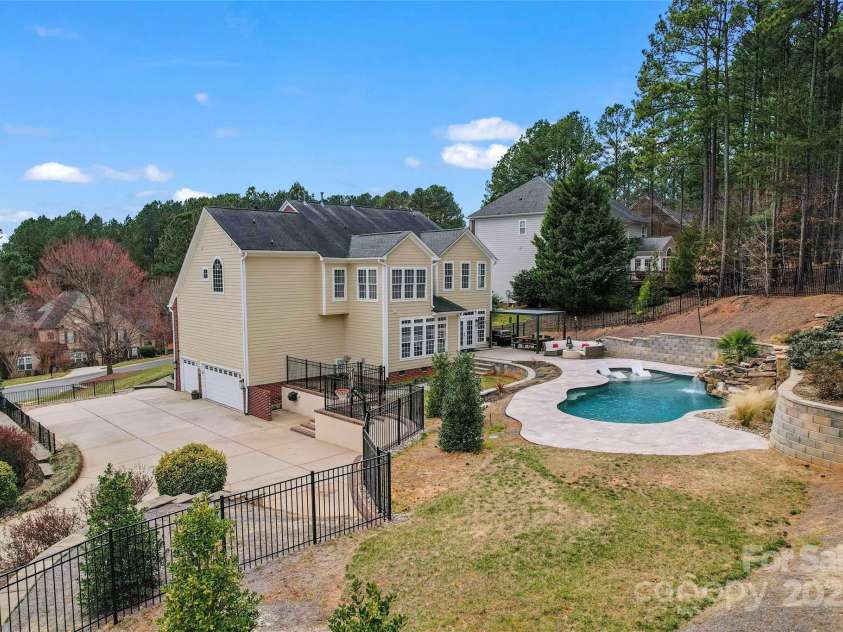 204 Silvercliff Drive, Mount Holly, NC 28120.  MLS# CAR4226383, YatesRealty ID 6166. 