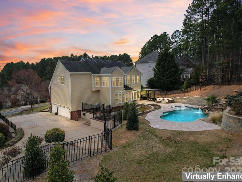 204 Silvercliff Drive, Mount Holly, NC 28120.  MLS# CAR4226383, YatesRealty ID 6166. 