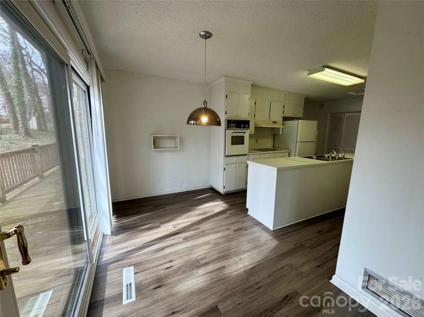 316 Prince Street, Kannapolis, NC 28083.  MLS# CAR4351025, YatesRealty ID 6169. Breakfast area