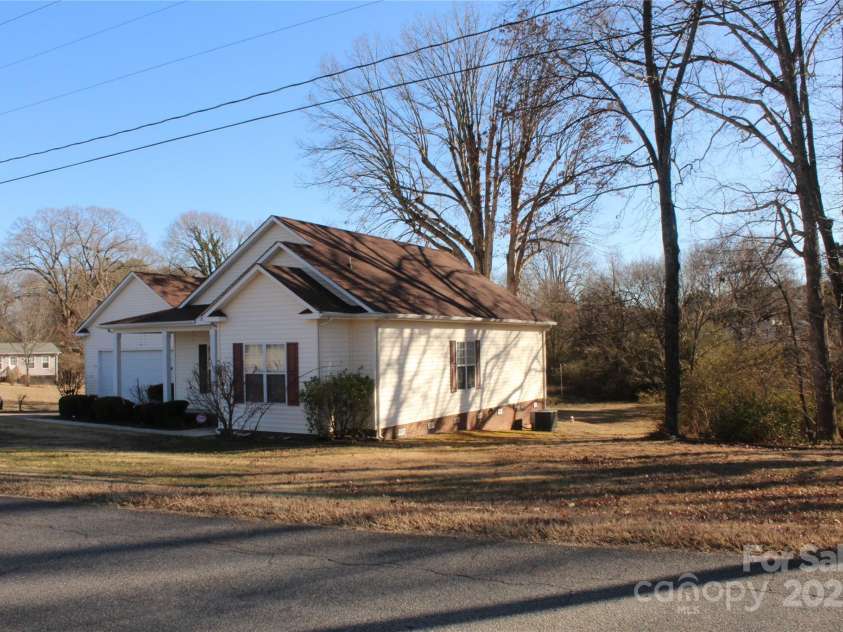 843 Fairway Drive, Kannapolis, NC 28081.  MLS# CAR4217798, YatesRealty ID 617. 