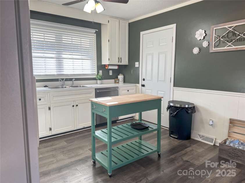 206 King Henry Lane, Gastonia, NC 28056.  MLS# CAR4213014, YatesRealty ID 618. 