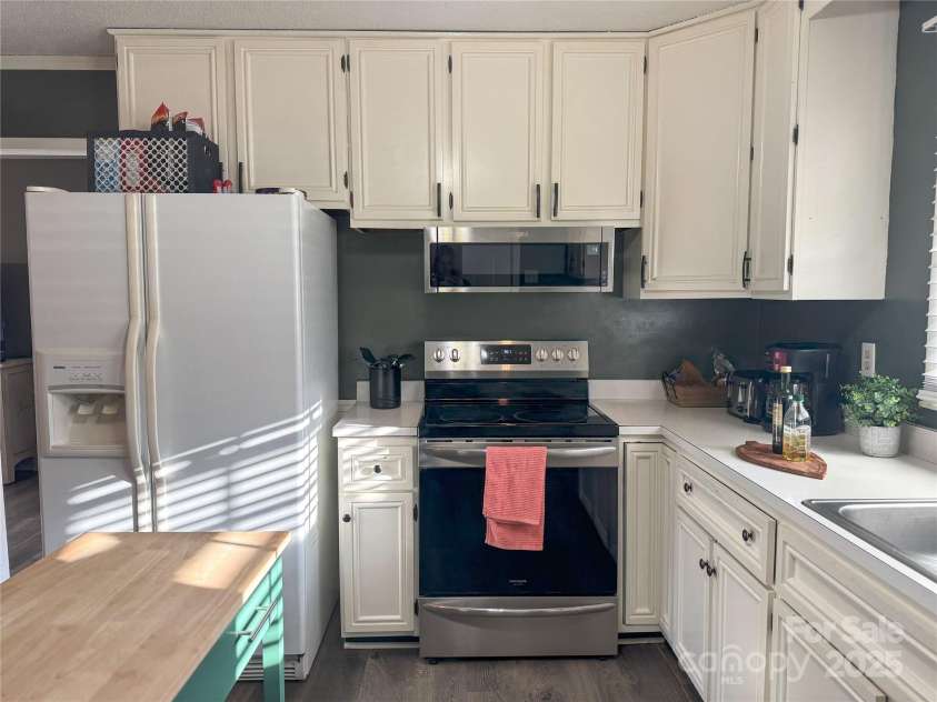 206 King Henry Lane, Gastonia, NC 28056.  MLS# CAR4213014, YatesRealty ID 618. 