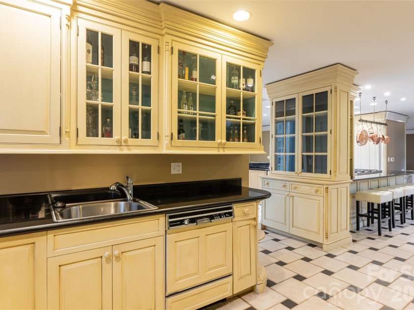 31 Busbee Road, Asheville, NC 28803.  MLS# CAR4240113, YatesRealty ID 6180. 