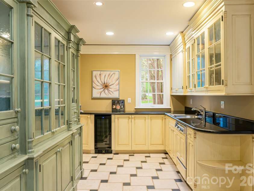 31 Busbee Road, Asheville, NC 28803.  MLS# CAR4240113, YatesRealty ID 6180. 