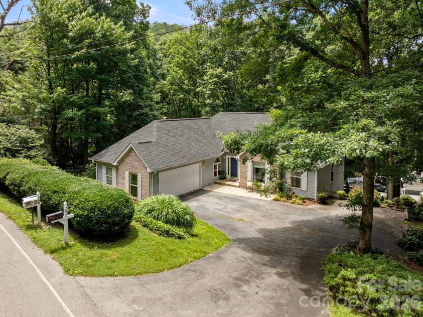 701 Salisbury Road, Hendersonville, NC 28792.  MLS# CAR4279569, YatesRealty ID 6181. 