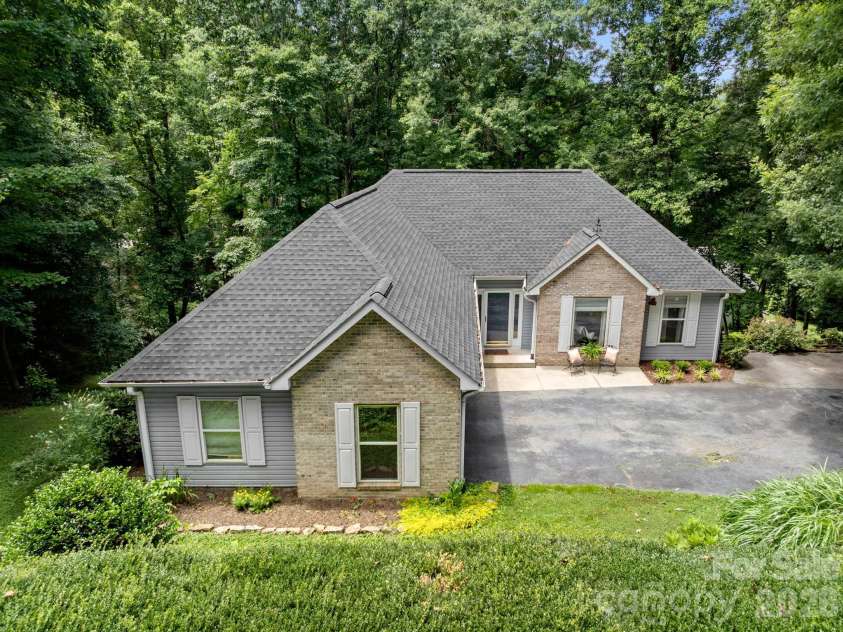 701 Salisbury Road, Hendersonville, NC 28792.  MLS# CAR4279569, YatesRealty ID 6181. Welcome to 701 Salisbury Road