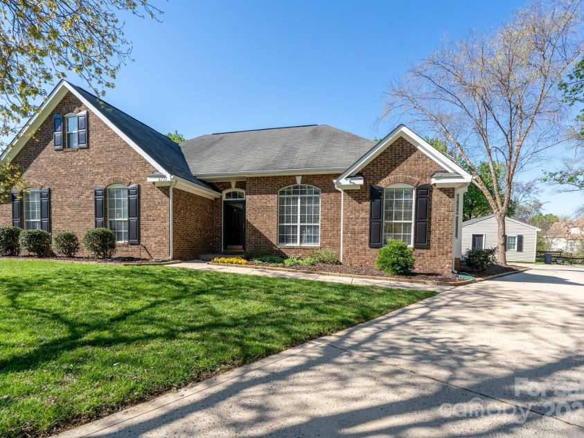 6111 Tesh Court, Charlotte, NC 28269.  MLS# CAR4239195, YatesRealty ID 6183. 