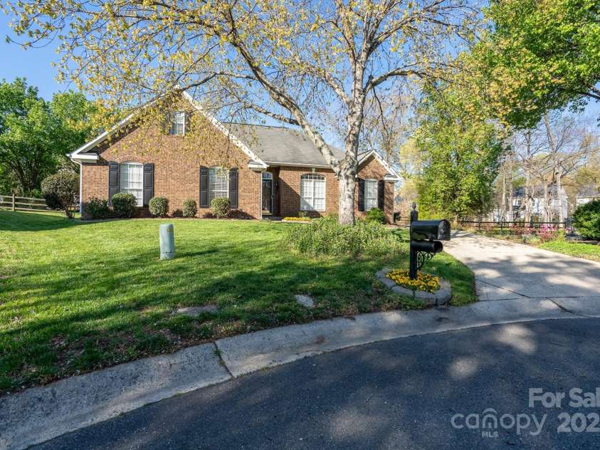 6111 Tesh Court, Charlotte, NC 28269.  MLS# CAR4239195, YatesRealty ID 6183. Desirable level lot nestled in quiet cul de sac in Quail Ridge
