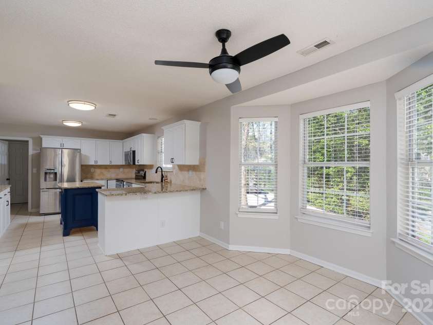 6111 Tesh Court, Charlotte, NC 28269.  MLS# CAR4239195, YatesRealty ID 6183. Eat in breakfast area