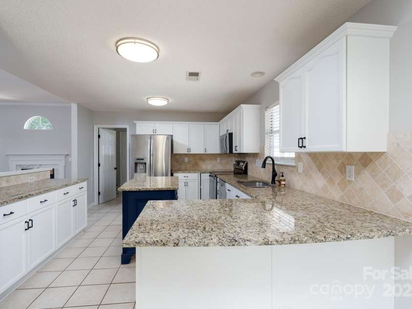 6111 Tesh Court, Charlotte, NC 28269.  MLS# CAR4239195, YatesRealty ID 6183. Kitchen
