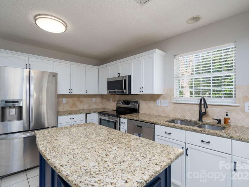 6111 Tesh Court, Charlotte, NC 28269.  MLS# CAR4239195, YatesRealty ID 6183. Kitchen