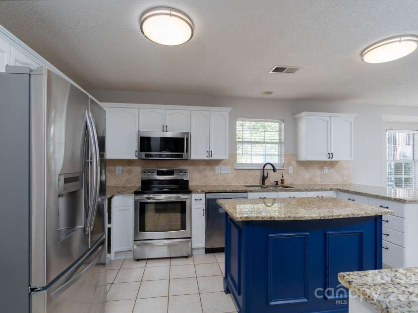 6111 Tesh Court, Charlotte, NC 28269.  MLS# CAR4239195, YatesRealty ID 6183. Make all of your favorite dishes in this beautiful kitchen