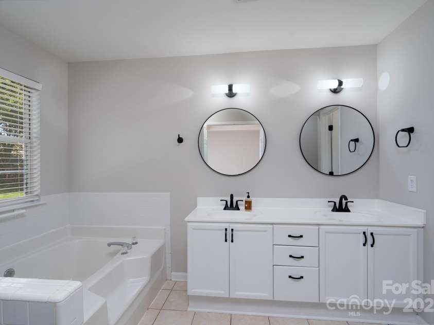 6111 Tesh Court, Charlotte, NC 28269.  MLS# CAR4239195, YatesRealty ID 6183. Owner's Suite Bath