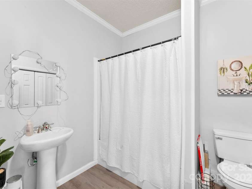 1042 Old Boiling Springs Road, Shelby, NC 28152.  MLS# CAR4239769, YatesRealty ID 6185. 2nd LQ bathrooom