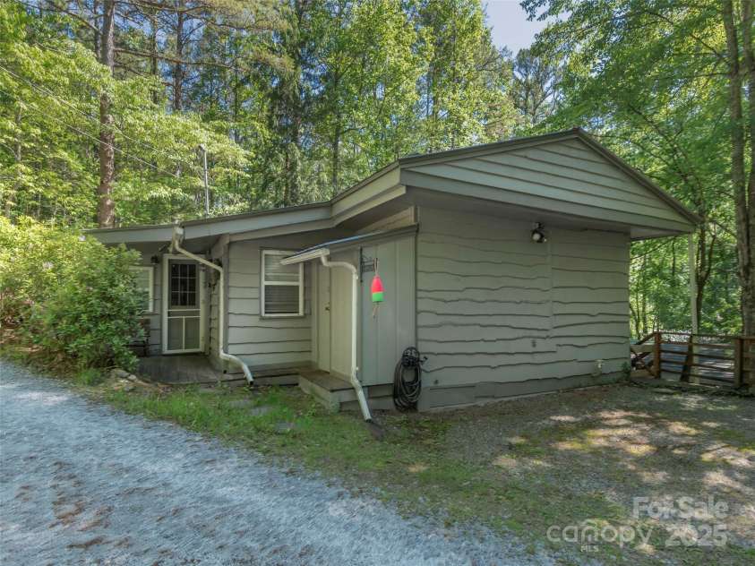 16 Limestone Drive, Franklin, NC 28734.  MLS# CAR4244542, YatesRealty ID 6187. 