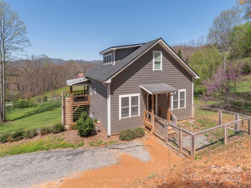 4 Guy Way, Canton, NC 28716.  MLS# CAR4243942, YatesRealty ID 6188. 