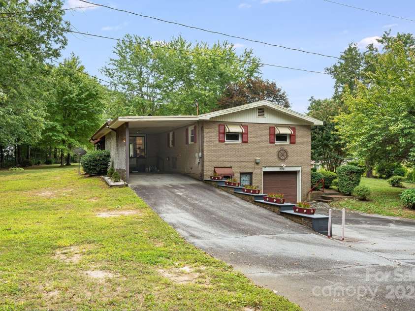 204 Reed Drive, Flat Rock, NC 28731.  MLS# CAR4181646, YatesRealty ID 619. 
