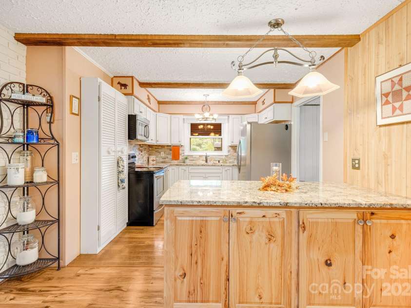 204 Reed Drive, Flat Rock, NC 28731.  MLS# CAR4181646, YatesRealty ID 619. 