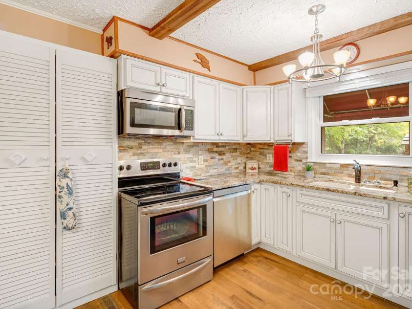 204 Reed Drive, Flat Rock, NC 28731.  MLS# CAR4181646, YatesRealty ID 619. 