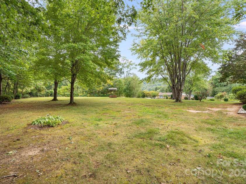 204 Reed Drive, Flat Rock, NC 28731.  MLS# CAR4181646, YatesRealty ID 619. 