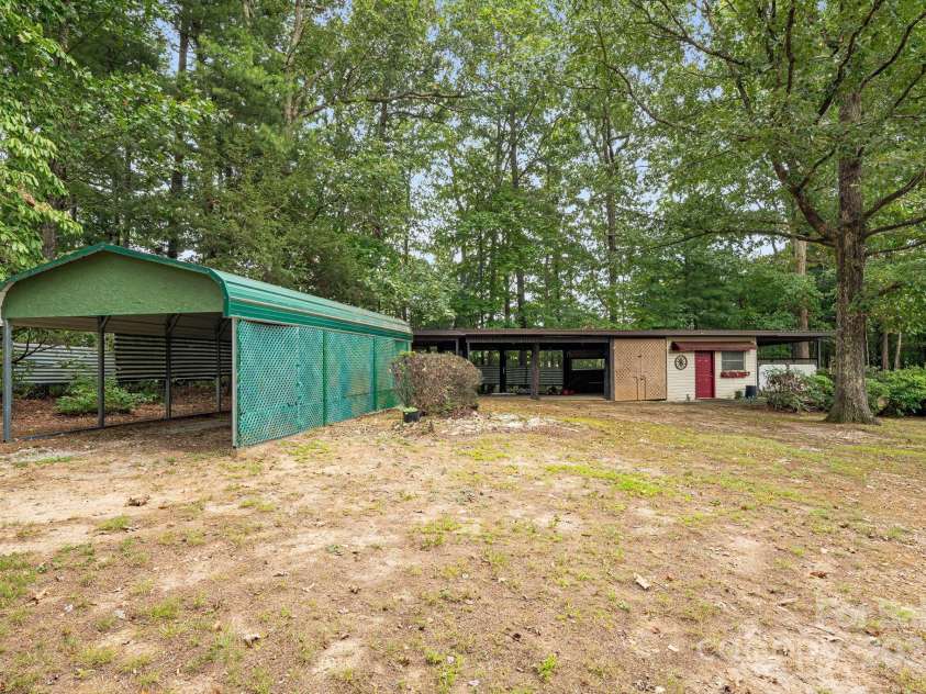 204 Reed Drive, Flat Rock, NC 28731.  MLS# CAR4181646, YatesRealty ID 619. 