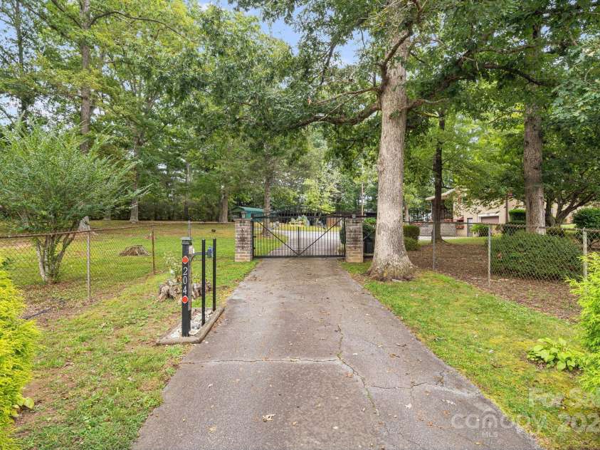 204 Reed Drive, Flat Rock, NC 28731.  MLS# CAR4181646, YatesRealty ID 619. 