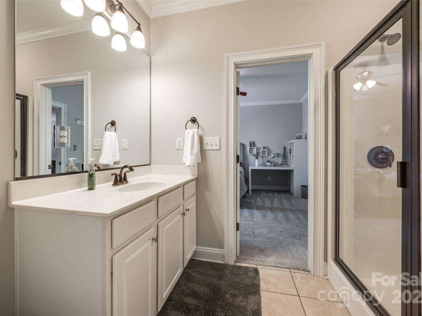 364 Stone Cliff Lane, Clover, SC 29710.  MLS# CAR4247525, YatesRealty ID 6192. En-suite Bath