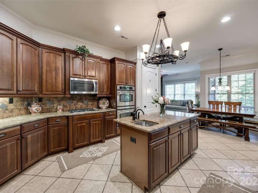 364 Stone Cliff Lane, Clover, SC 29710.  MLS# CAR4247525, YatesRealty ID 6192. Gourmet Kitchen