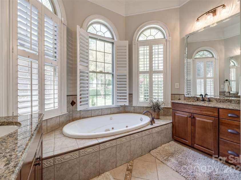 364 Stone Cliff Lane, Clover, SC 29710.  MLS# CAR4247525, YatesRealty ID 6192. Jetted Tub and Dual Vanities