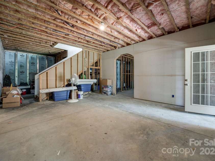 364 Stone Cliff Lane, Clover, SC 29710.  MLS# CAR4247525, YatesRealty ID 6192. Look at all this Space!!!