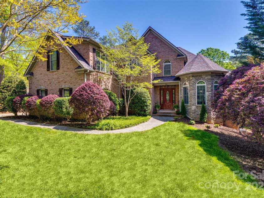 364 Stone Cliff Lane, Clover, SC 29710.  MLS# CAR4247525, YatesRealty ID 6192. Welcome Home!!!