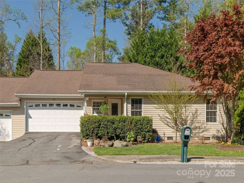 164 Allen Paul Drive, Hendersonville, NC 28791.  MLS# CAR4247736, YatesRealty ID 6193. 