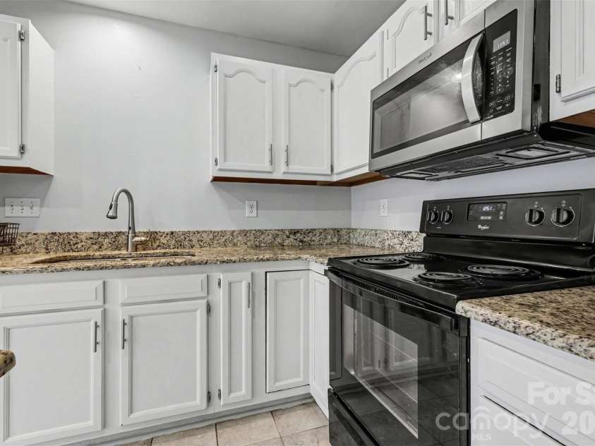 3268 Summercroft Lane, Charlotte, NC 28269.  MLS# CAR4357213, YatesRealty ID 6194. 