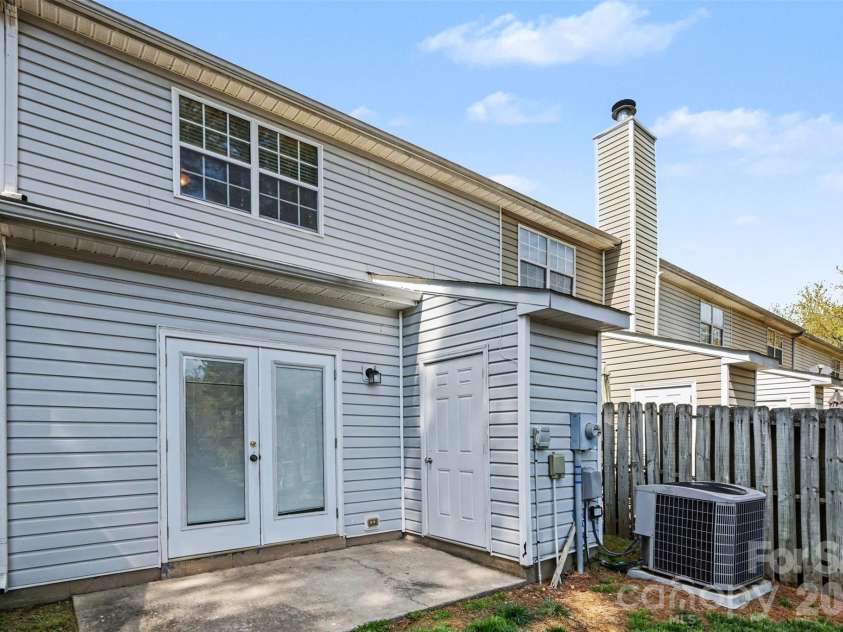 3268 Summercroft Lane, Charlotte, NC 28269.  MLS# CAR4357213, YatesRealty ID 6194. 