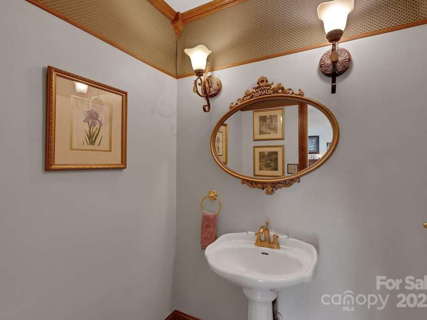 122 Windy Hills Lane, Leicester, NC 28748.  MLS# CAR4240865, YatesRealty ID 6195. Bath